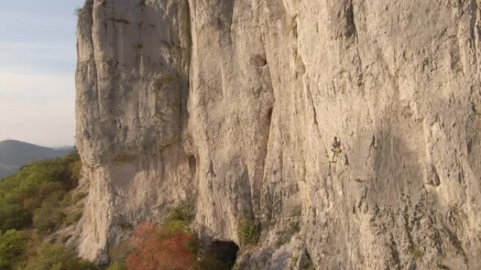 空中: 飞过一个无所畏惧的攀岩者，爬上斯洛文尼亚的悬崖。