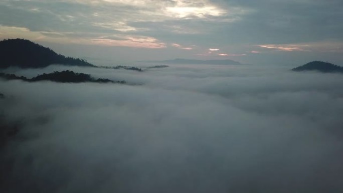 彭亨州卡梅伦高地森林山早晨的鸟瞰图日出云海景观