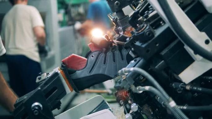 持久机制正在塑造工人控制下的靴子