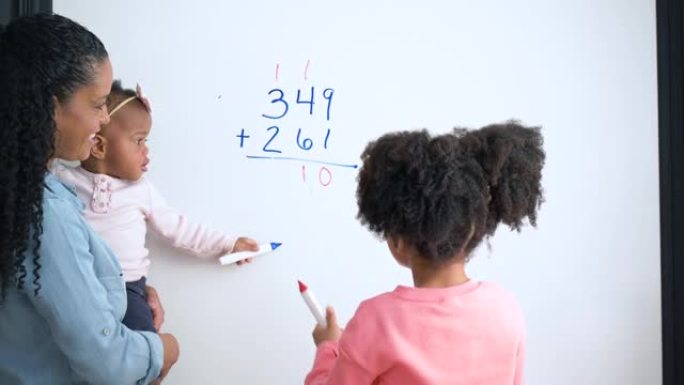 母亲带着孩子在家教女儿数学