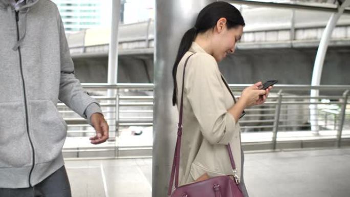 男人从一个亚洲女人那里偷袋子