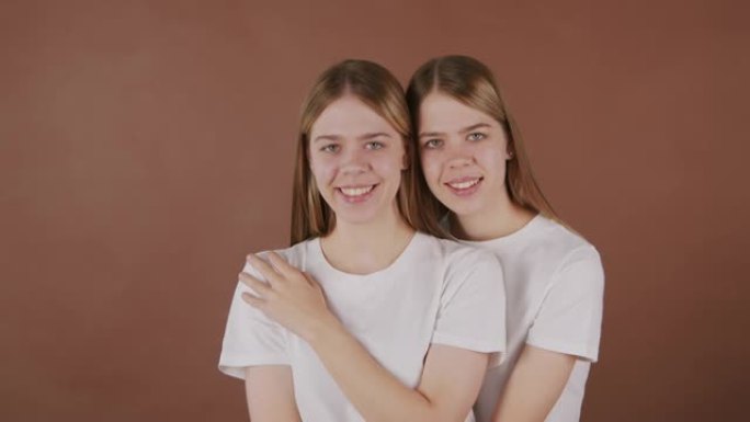 双胞胎姐妹合影的肖像