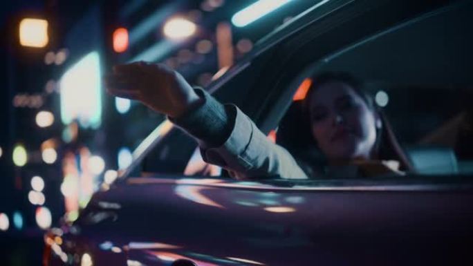 女性晚上坐出租车后座回家。乘客在城市街道上开着霓虹灯标志的汽车时，在窗外放松并握住她的手。电影镜头。