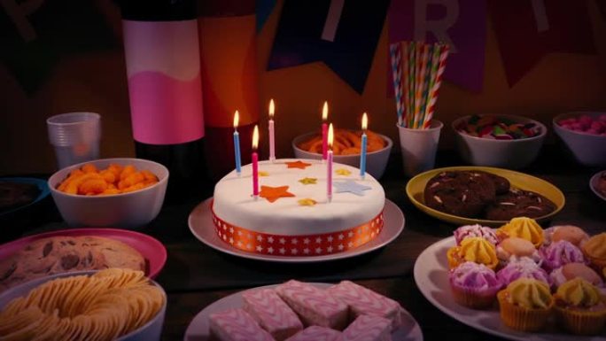 生日庆祝桌，配有蛋糕和小吃