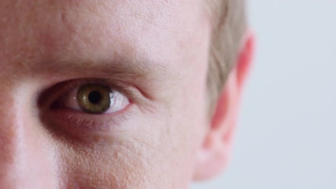男人，脸和开放绿色眼睛在工作室背景网络安全，视网膜扫描安全或虹膜软件编码。缩放，模型和皮肤纹理与面部