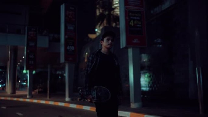 年轻人晚上在城市街道上滑板