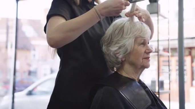 美发沙龙中由女性造型师剪发的高级女性