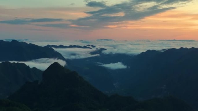 早晨的山景鸟瞰图日出云海早晨云雾壮丽山脉