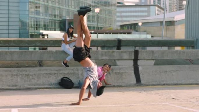 嘻哈舞蹈，电话视频和男子在美国城市街道上跳舞，用于社交媒体应用程序，教程或霹雳舞试镜。女人，公路舞者