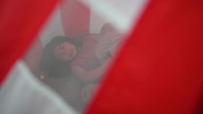 年轻的亚洲中国女孩独自在十里的房间里玩耍