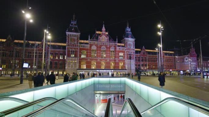 傍晚的灯光照耀着阿姆斯特丹中央车站，荷兰阿姆斯特丹