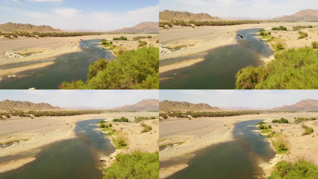 WS河穿过阳光明媚的偏远沙漠，纳米比亚，非洲