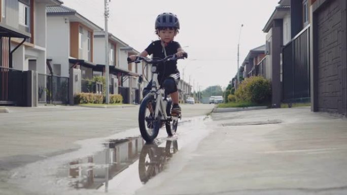 亚洲男孩骑自行车。