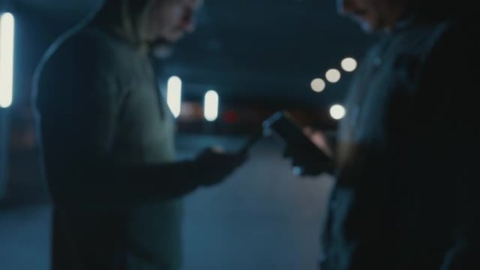 SLO MO蒙面男子在晚上使用智能手机