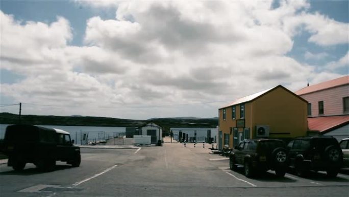 南大西洋福克兰群岛 (马尔维纳斯群岛) 首府斯坦利港的景色。