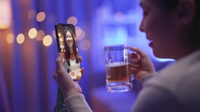 女人在家用智能手机做派对视频聊天