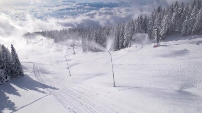 空中: 造雪者在滑雪胜地喷洒人造雪，风景优美