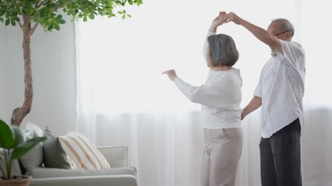快乐成熟的高级夫妇有趣的舞蹈和退休在家的幸福