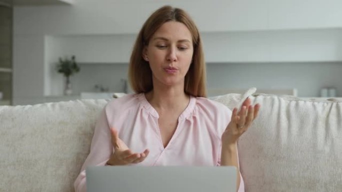 女人为客户提供帮助，在笔记本电脑上远程使用视频电话