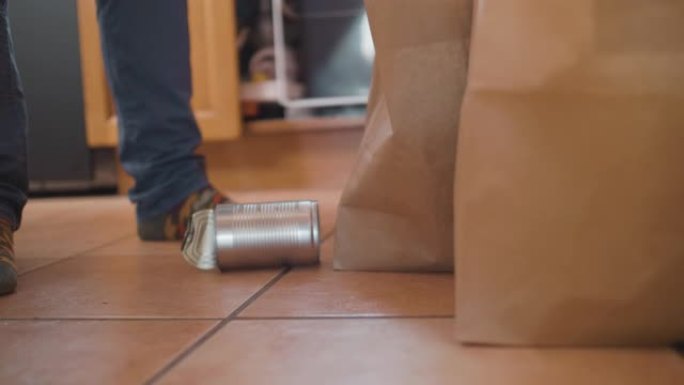男子在家中回收时将锡罐扔在地板上