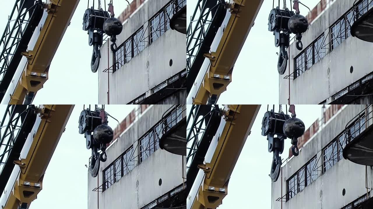 悬挂在阿根廷布宜诺斯艾利斯港的移动式起重机上的电缆球钩。