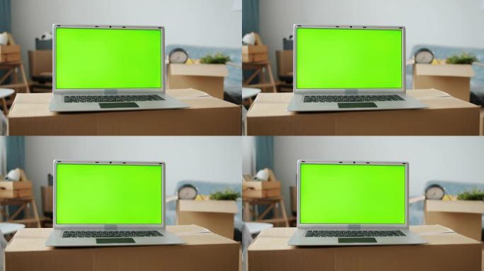 新房子纸板箱上绿色色度键屏幕笔记本电脑的特写