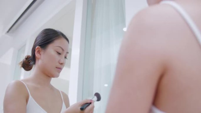 亚洲女性的特写女人对着镜子化妆美女化妆特