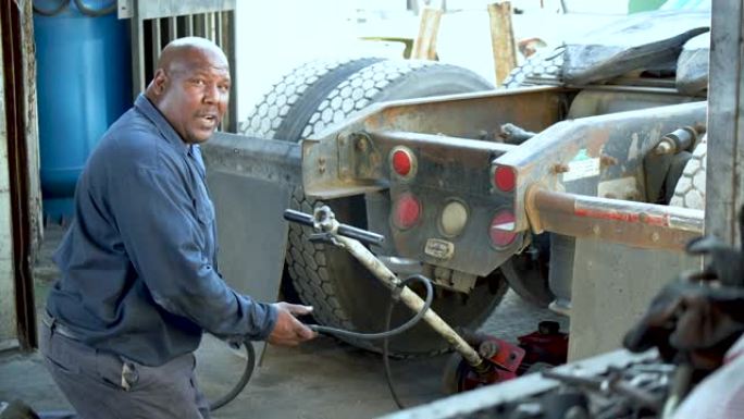 非裔美国人使用杰克修理半卡车