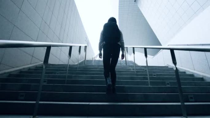 女人在城市走上台阶