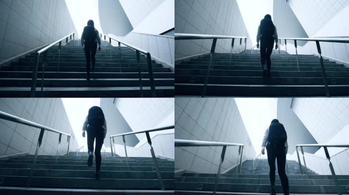 女人在城市走上台阶