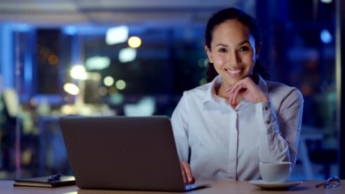 在笔记本电脑上工作的女商人，在晚上的工作中输入电子邮件并完成提案。快乐、微笑、开朗的职业完成任务、按