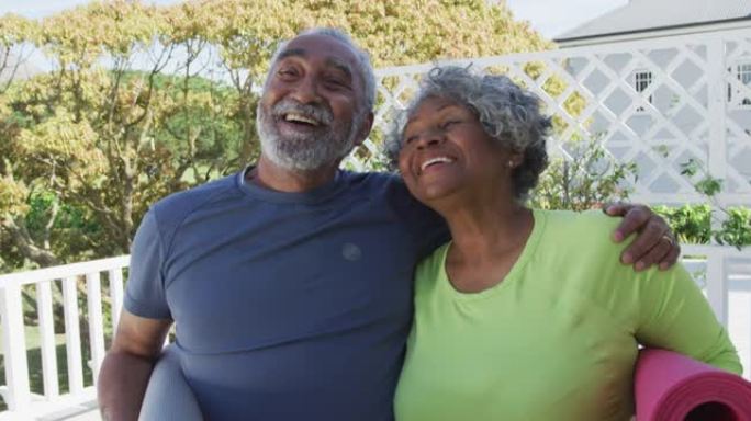 快乐的非洲裔美国老年夫妇在露台上拿着瑜伽垫的动画