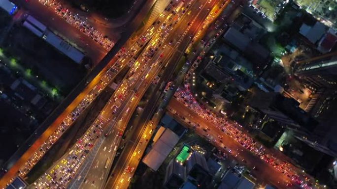 夜间高速公路上的道路交叉口