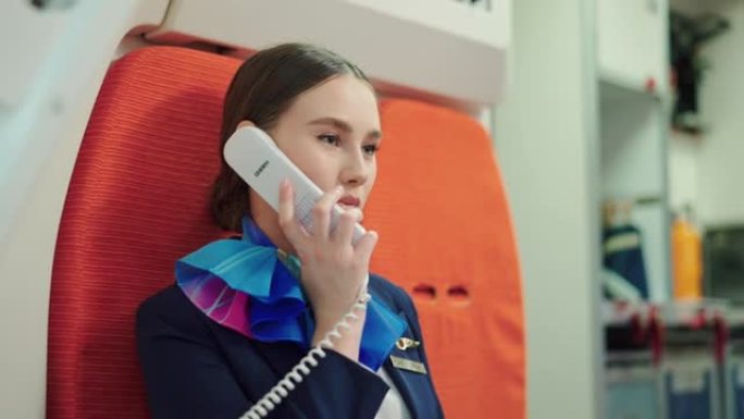 在飞行中使用对讲机和紧急呼叫的专业乘务员。