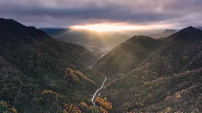 一束光穿透云层，在峡谷丛林中发光