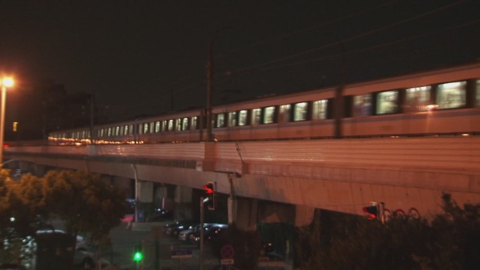 早春夜幕下城市轻轨行驶车厢扑面而来视频