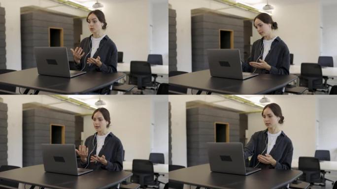 年轻女子在创业办公室的办公桌上打来视频电话