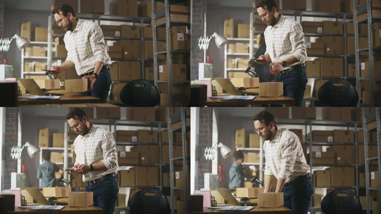 储藏室库存工人使用智能手机扫描包裹上的条形码，准备一个小纸板箱进行邮资。与同事一起在仓库的笔记本电脑