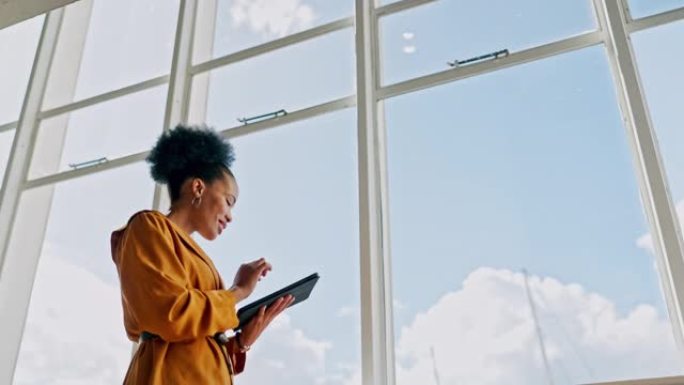 黑人女性，具有打字和技术的企业和平板电脑，具有数字营销或网页设计的专业人员。领导力，数字信息和电子邮