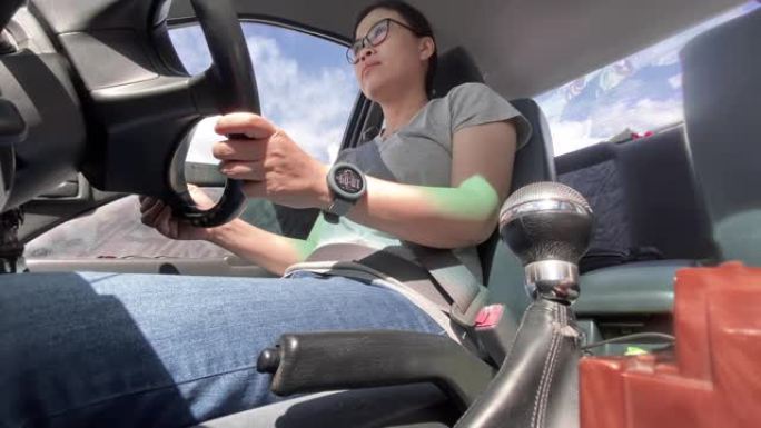 驾驶手动变速器的SLO MO亚洲女性
