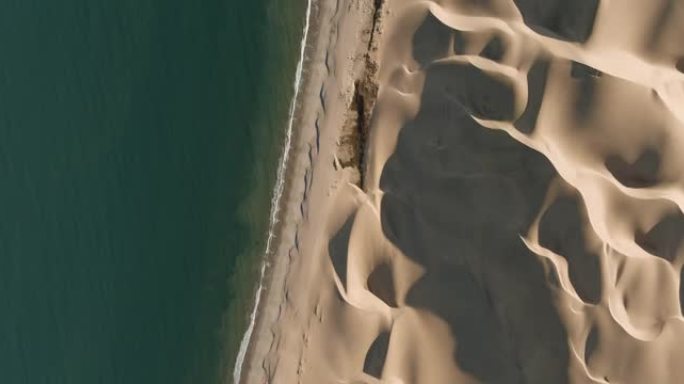 壮观的高鸟瞰图，无尽的沙丘在纳米布沙漠中与大西洋相遇
