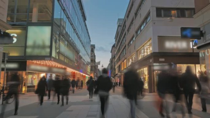 人们在瑞典斯德哥尔摩购物广场散步，实时