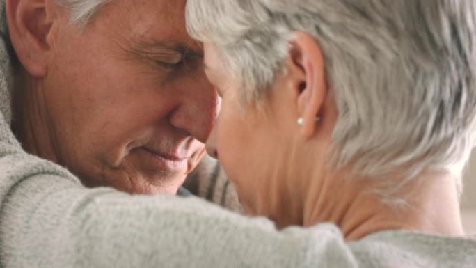 老年夫妇拥抱亲密的爱情联系，平静的退休和老年女性护理皱纹皮肤。老人的情感，婚姻承诺和结婚周年纪念人物