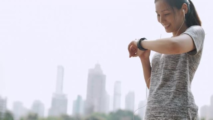 亚洲妇女使用她的智能手表