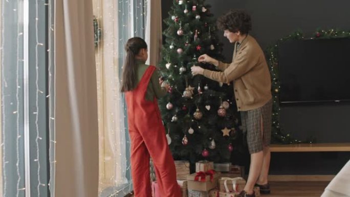 母女在家装饰圣诞树