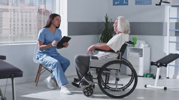 老年残障患者与医生讨论受伤