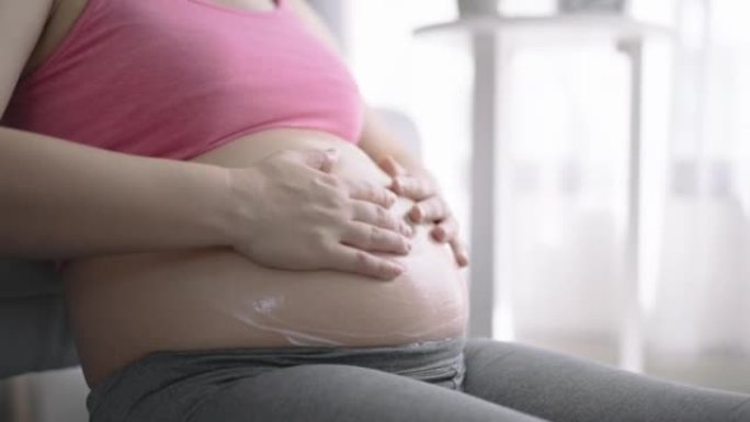 孕妇腹部使用保湿乳液