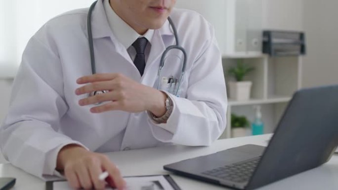 友好的亚洲医生视频电话在线通话电脑远程医疗。
