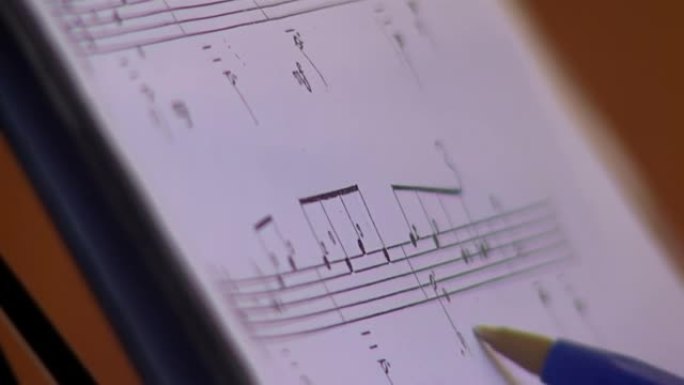 音乐表架上的旋律表，在阿根廷的学校课堂上进行管弦乐队排练。特写。
