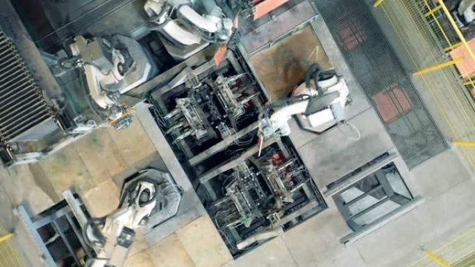 一组机器人在俯视图中重新定位铜板